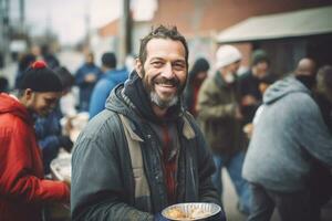ai generato sorridente senza casa uomo mangiare gratuito cibo nel un' strada mensa foto