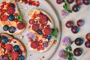 Bruschetta con frutta e crema formaggio foto