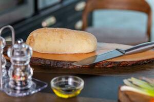 fresco pane e ingredienti per cucinando spuntini su tavolo. foto