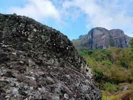 il simile a una montagna roccia era creato di un' vulcanico eruzione milioni di anni fa, collocato nel yogyakatra - Indonesia. foto