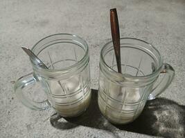 bicchieri di Zenzero latte a un' strada stalla foto