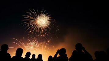 ai generato silhouette di persone Guardando fuochi d'artificio illuminante il notte cielo. generativo ai foto