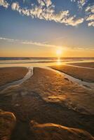 atlantico oceano tramonto con in aumento onde a fonte da telha spiaggia, Portogallo foto