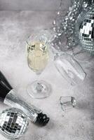 bicchiere di Champagne con discoteca sfera. foto