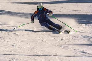 grandvalira, andorra, gen 03, 2021 - giovane uomo che scia nei pirenei presso la stazione sciistica di grandvalira foto