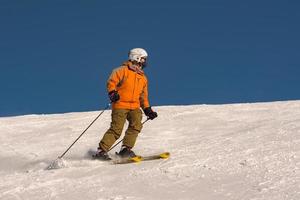 grandvalira, andorra, gen 03, 2021 - giovane uomo che scia nei pirenei presso la stazione sciistica di grandvalira