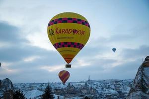 cappadocia, turchia, 2021 - mongolfiere che sorvolano la cappadocia