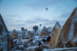 cappadocia, turchia, 2021 - mongolfiere che sorvolano la cappadocia