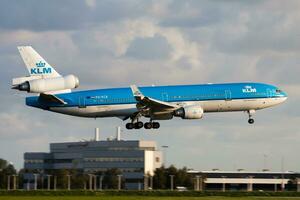 amsterdam, Olanda, 2014 - klm passeggeri aereo a aeroporto. programma volo viaggio. aviazione e aereo. aria trasporto. globale internazionale trasporto. volare e volare. foto