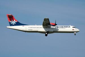 vienna, Austria, 2018 - aria Serbia atr-72 yu-alu passeggeri aereo arrivo e atterraggio a vienna aeroporto foto