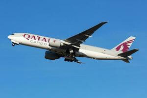 budapest, Ungheria, 2021 - Qatar airways carico boeing 777-200 carico aereo a aeroporto. aria nolo e spedizione. aviazione e aereo. trasporto industria. trasporto. volare e volare. foto