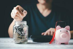 Salvataggio i soldi moneta con bancario investimento, finanza formazione scolastica concetto. pianificazione alunno prestito per studiando all'estero per Università o Università livello. futuro figli di formazione scolastica fondo Contanti. in crescita foto