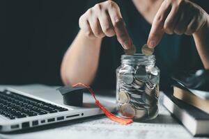 Salvataggio i soldi moneta con bancario investimento, finanza formazione scolastica concetto. pianificazione alunno prestito per studiando all'estero per Università o Università livello. futuro figli di formazione scolastica fondo Contanti. in crescita foto