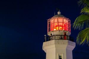 illuminato vecchio faro nel batumi città nel notte foto