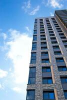 moderno multipiano edificio con blu cielo e nuvole sfondo foto