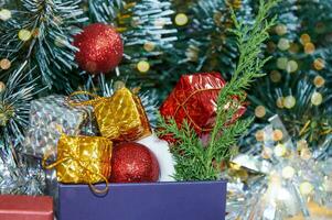 Natale composizione con Natale albero rami, rosso orpelli, regalo scatole e argento orpello foto