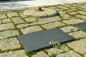 arlington cimitero, va, Stati Uniti d'America 2023. il eterno fiamma e pietra tombale di Presidente John f kennedy a arlington nazionale cimitero nel Virginia foto