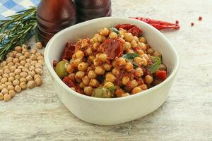 ceci con pomodoro secco e olive foto