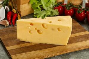 svizzero maasdam formaggio triangolo al di sopra di tavola foto