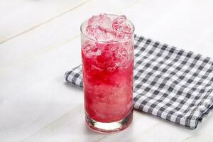 freddo fragola cocktail con ghiaccio foto