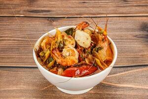 tailandese tradizionale tom yum la minestra foto