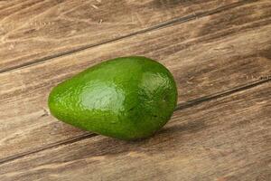 maturo verde avocado al di sopra di sfondo foto