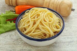 spaghetti bolliti con olio di pasta italiana foto