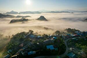 aereo Visualizza di il jabo villaggio nel il mattina con il mare di nebbia a jabo villaggio, mae hong figlio, Tailandia. foto