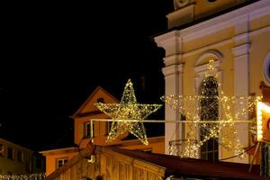 un illuminato Natale stella su un' tetto foto