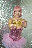 donna nel rosa parrucca con oro corona. Halloween foto
