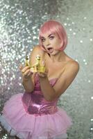 donna nel rosa parrucca con oro corona. Halloween foto