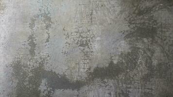 Esposto alle intemperie grigio calcestruzzo parete con ruvido struttura. danneggiato cemento parete. foto