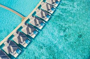 Maldive Paradiso laguna baia. tropicale aereo paesaggio, paesaggio marino lungo molo ponte acqua ville con sorprendente mare costa spiaggia, tropicale natura. esotico turismo destinazione. migliore estate vacanza foto