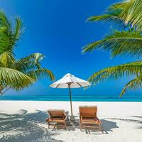 lusso spiaggia sfondo con sole lettini e ombrelli e Perfetto mare Visualizza. tranquillo tropicale spiaggia scena per lusso viaggio e turismo concetto o estate vacanza vacanza bandiera foto