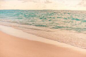 avvicinamento onde spruzzo mare sabbia spiaggia. panoramico fantastico viaggio paesaggio. ispirare tropicale paesaggio marino orizzonte. maestoso tramonto cielo tranquillo, calmo tranquillo rilassamento luce del sole estate. sorprendente vacanza isola foto