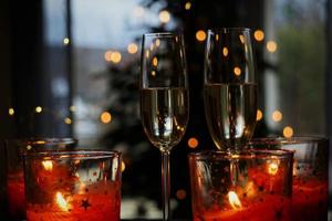 dettaglio del bicchiere di champagne e sfondo festivo. foto