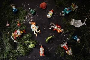 bellissime figure festive come decorazioni in vetro per l'albero di natale sul tavolo di legno scuro. foto