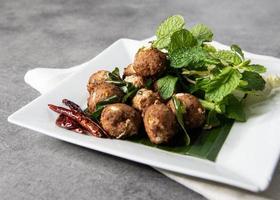 larb di maiale fritto in grasso bollente piccante, laab moo tod, ricetta in stile tailandese foto