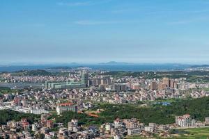 la montagna domina i ricchi villaggi e città foto