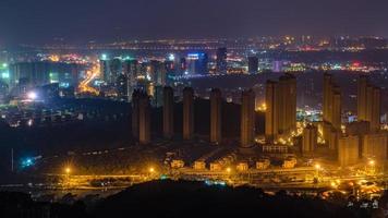 vista notturna colorata della città foto