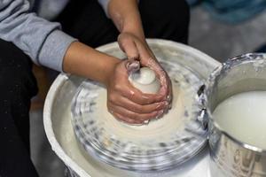 il processo di fabbricazione della ceramica in un laboratorio di ceramica foto
