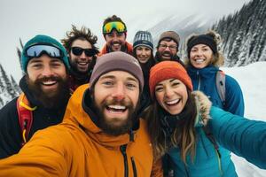 ai generato gruppo di amici assunzione un' autoscatto su il neve nel il montagne, un' gruppo di persone indossare sciare attrezzatura prende un' autoscatto insieme, ai generato foto