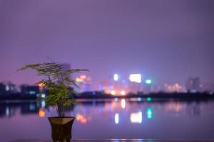 una città riflessa dal lago di notte foto