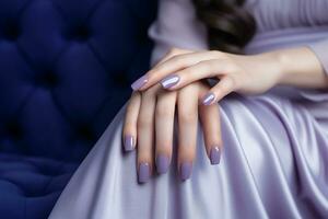 ai generato donna mano con lavanda colore chiodo polacco su sua unghie. viola chiodo manicure con gel polacco a lusso bellezza salone. chiodo arte e design. femmina mano modello. francese manicure. foto