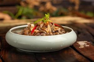piatti tradizionali cinesi da banchetto, noodles freddi foto