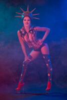 giovane donna nel palcoscenico costume di striptease ballerino in posa foto