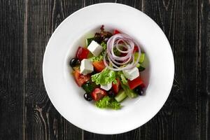 insalata greca con verdure fresche, formaggio feta e olive nere foto