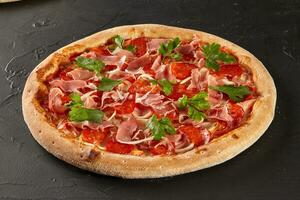 carne Pizza con salame, Bacon e prosciutto foto