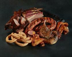 varietà di artigianale buongustaio carne prodotti e salumi foto