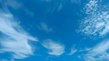 sfondo bianco chiaro sfumato nuvola cielo blu estivo. bellezza sereno nuvoloso al sole calma brillante aria invernale bacground. cupo vivido paesaggio ciano in ambiente giorno orizzonte vista skyline vento primaverile foto